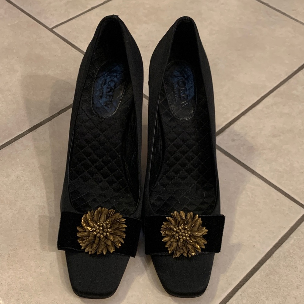 Elegant Black Heels with Gold Accent